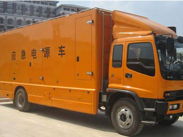 镇原冬季柴油发电机启动前，如何检查燃油系统中的积水？